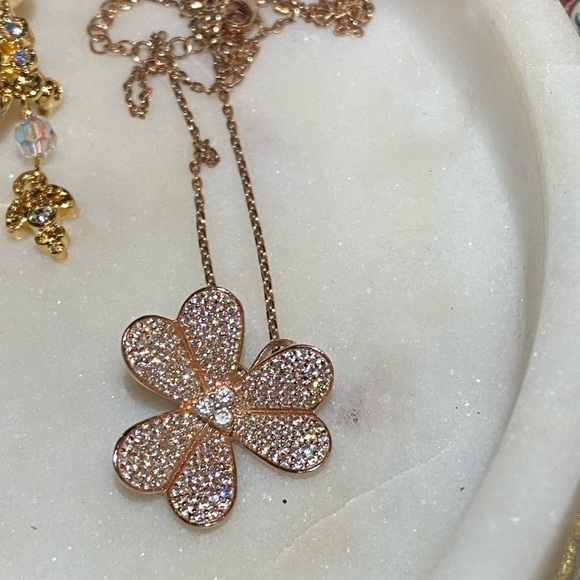 𝅺rose gold plated micropavé flower necklace - Picture 9 of 11